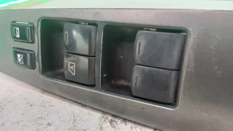 INTERRUPTOR VIDRO DIANT. ESQ NISSAN GRAND LIVINA 1.8 2014