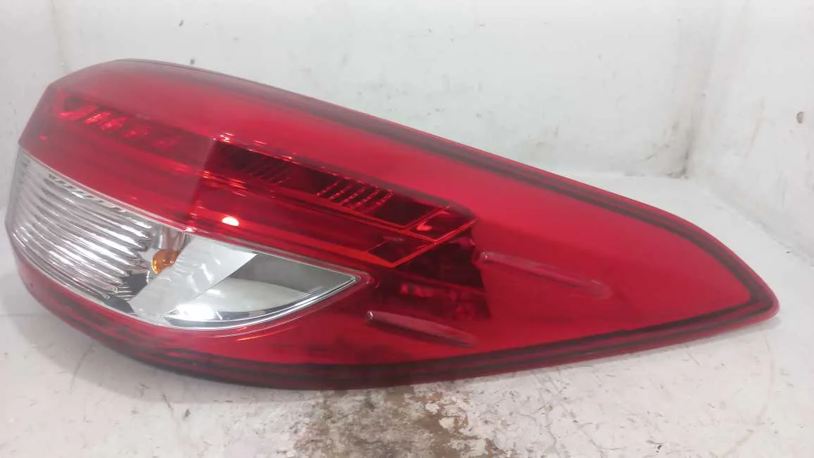 LANTERNA DA TAMPA DIREITA TOYOTA YARIS 1.5 2022