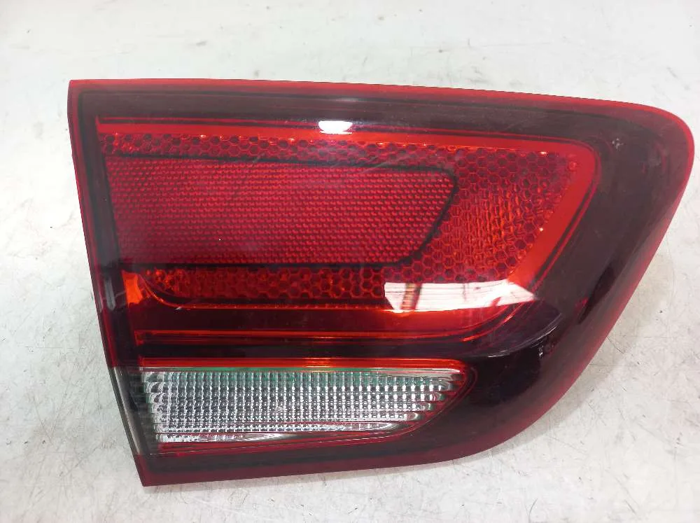 LANTERNA DA TAMPA ESQUERDA CHEVROLET COBALT 1.8 2020