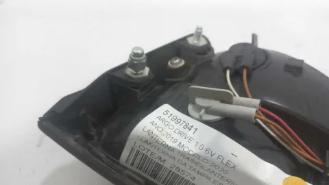 LANTERNA DA TAMPA ESQUERDA FIAT ARGO DRIVE 1.0 2020