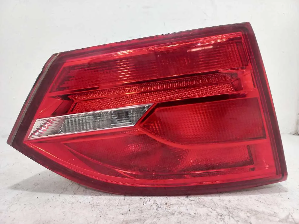 LANTERNA DA TAMPA ESQUERDA VOLKSWAGEN JETTA 2.0 2013